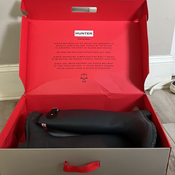 Hunter original tour rain boots. size 8. Hardly worn. Calf is too large for me - Picture 6 of 7
